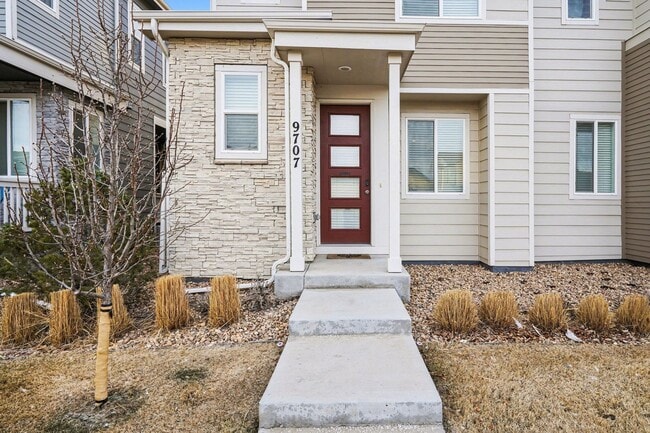 Building Photo - Available April 2026! 2 bed 2.5 bath townhouse!