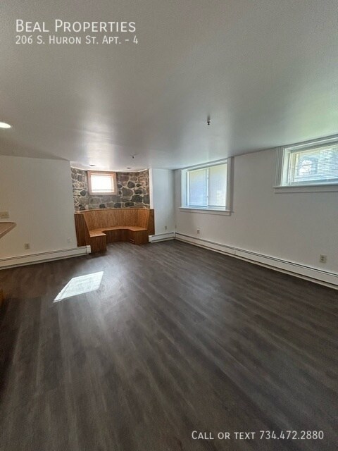 Building Photo - 206 S Huron St