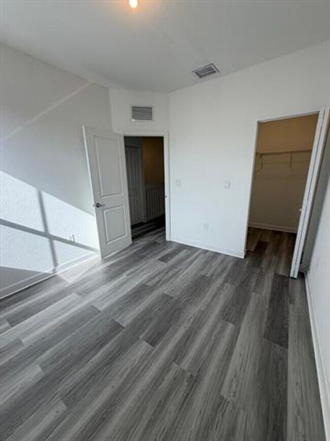 Building Photo - 2885 SE 25th Ave