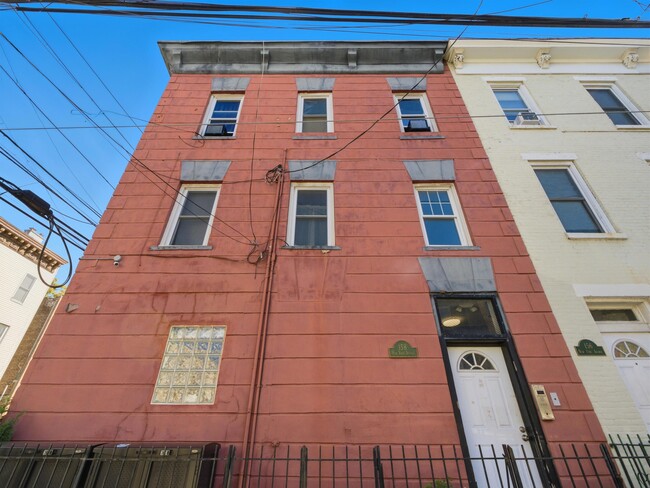 Primary Photo - 158 New York Ave
