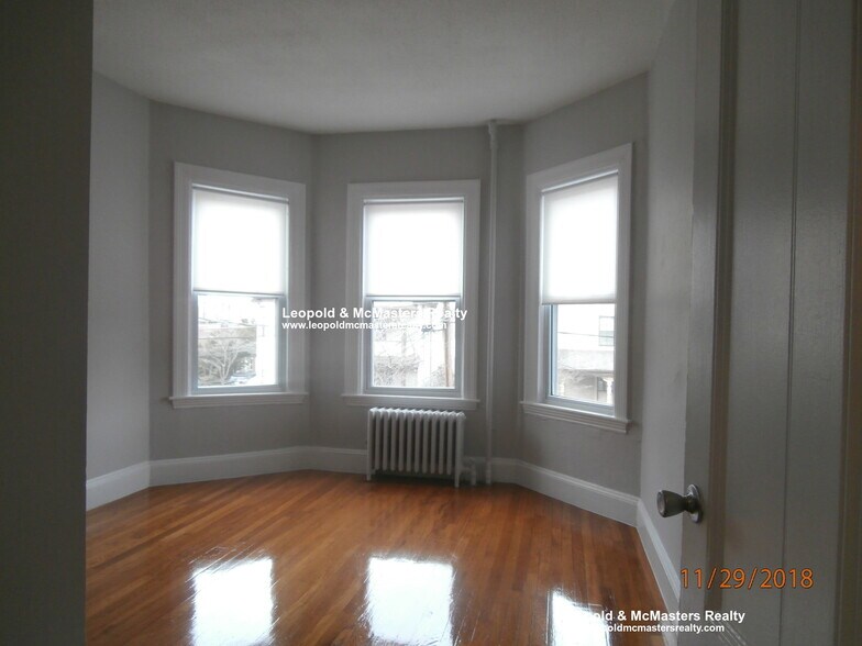 Building Photo - 23 Maple St