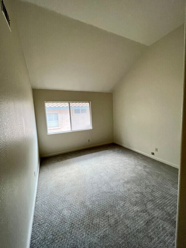 Building Photo - Huge 2 Story 5 Bedroom 3 Car Garage Home w...