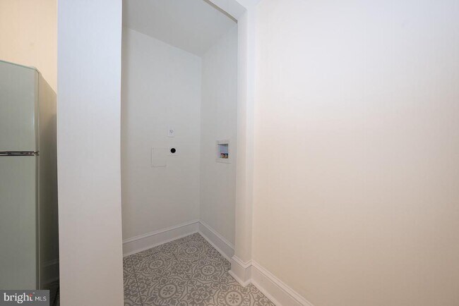 Building Photo - 717 Miller St