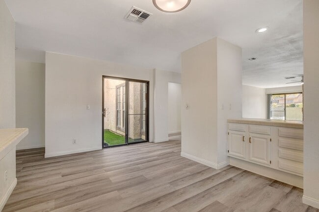 Building Photo - Single Story in the Heart of Las Vegas