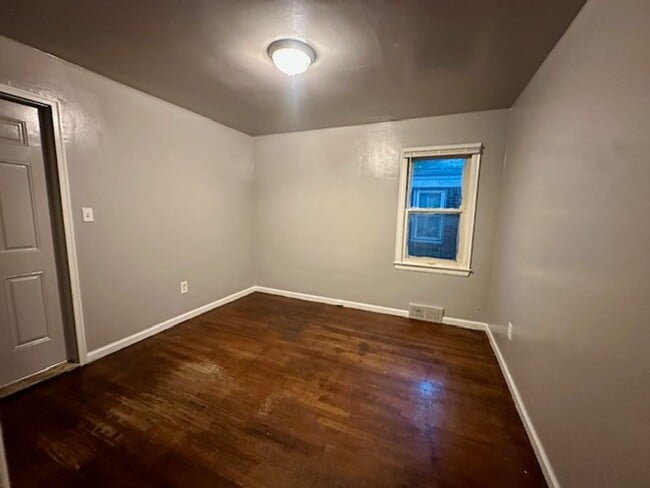 Building Photo - 4 Bedroom 1 Bath Welcome Section 8