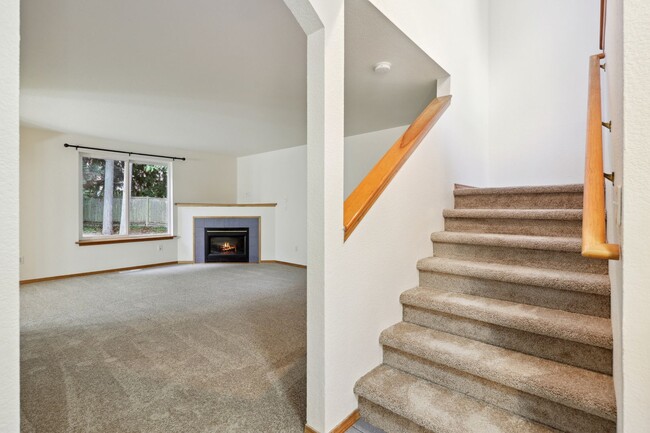 Building Photo - Move in Ready! 3 bed 2.5 bath duplex - Nor...