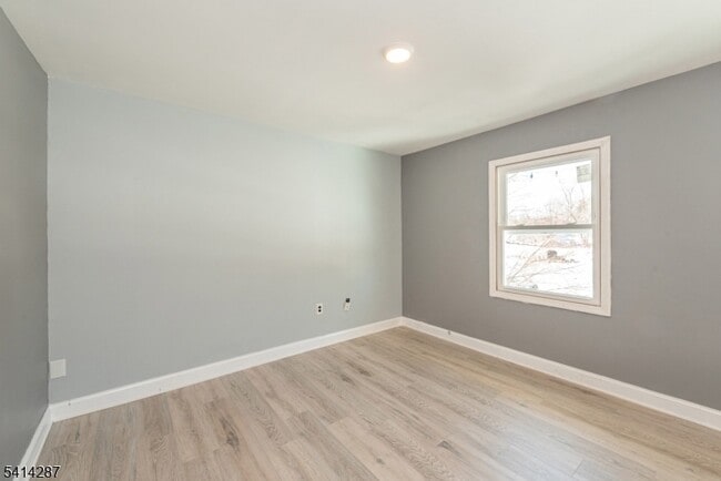 Building Photo - 10 Cardinal Ln