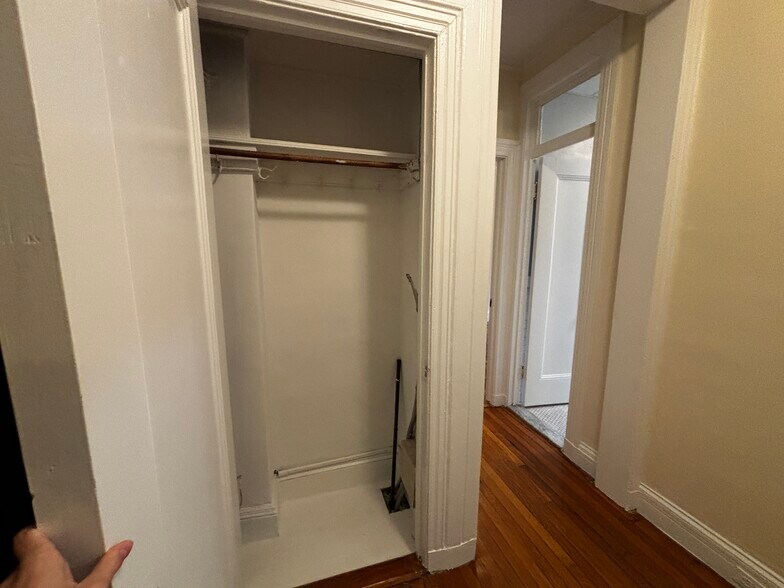 Building Photo - 18 Glenville Ave