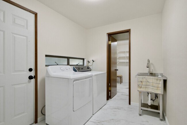 Building Photo - Pet-Friendly Rambler with Modern Updates and Great Layout