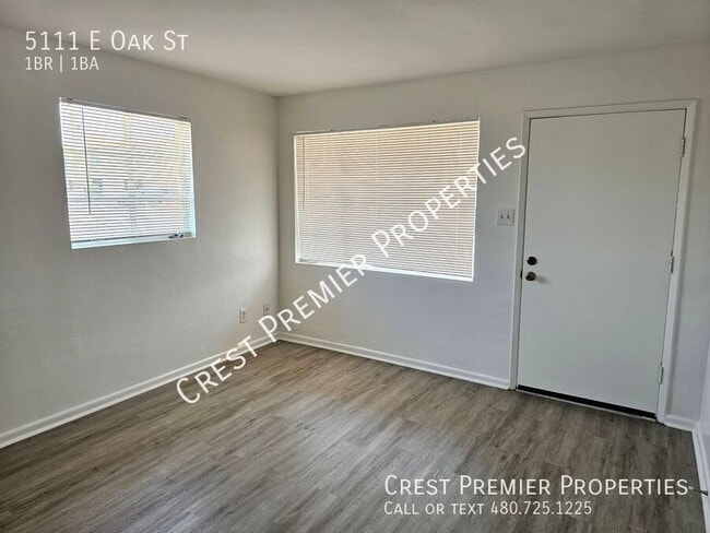 Building Photo - 5111 E Oak St