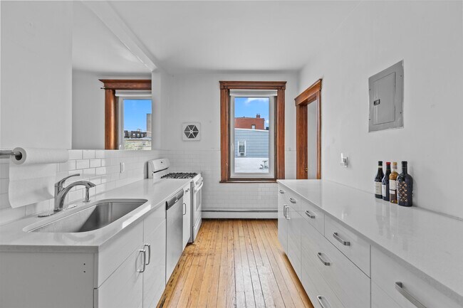 Building Photo - 201 19th St