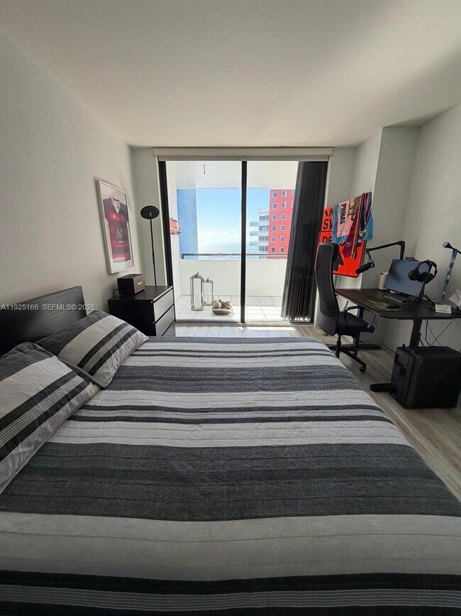 Building Photo - 1581 Brickell Ave