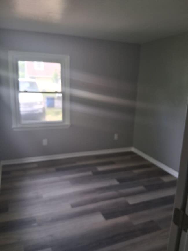 Building Photo - Great 4 bed 1.5 bath close to everything &...