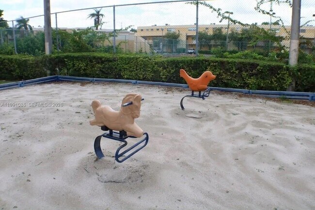 Building Photo - 9351 Fontainebleau Blvd