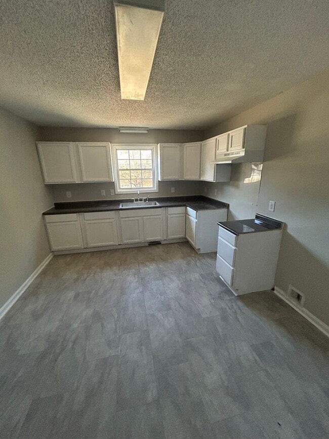 Building Photo - 802 W Parker Rd