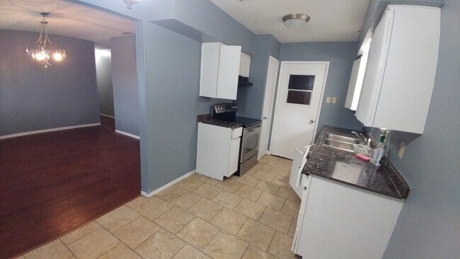 Building Photo - Experience the ultimate comfort of living in a 3-bedroom single-family home today!