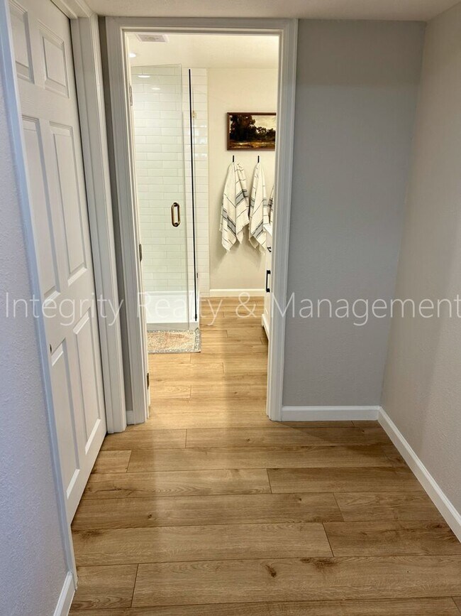 Building Photo - 9722 W Polk Dr