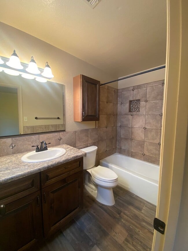 Building Photo - Adorable Home Centrally located in Loma He...