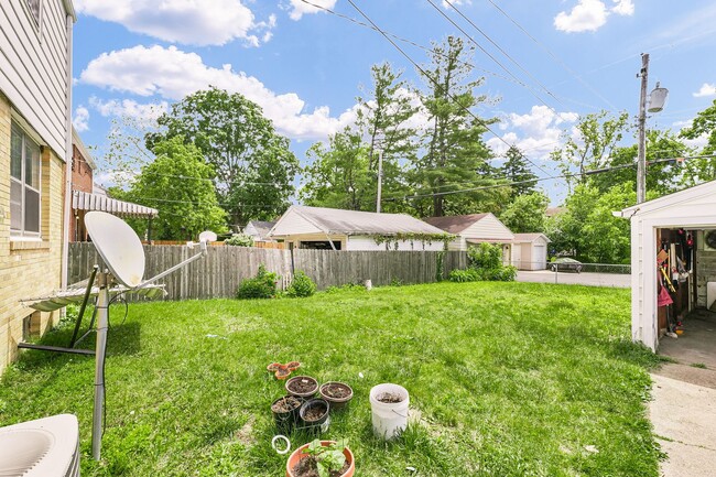 Building Photo - 3 Bedroom Home Located Near Shopping, Dini...