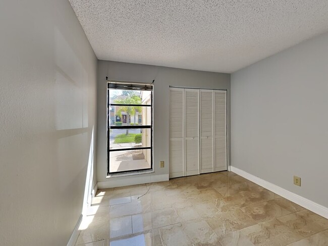 Building Photo - 2956 Clubview Dr