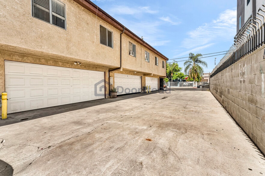 Building Photo - 15555 Nordhoff St