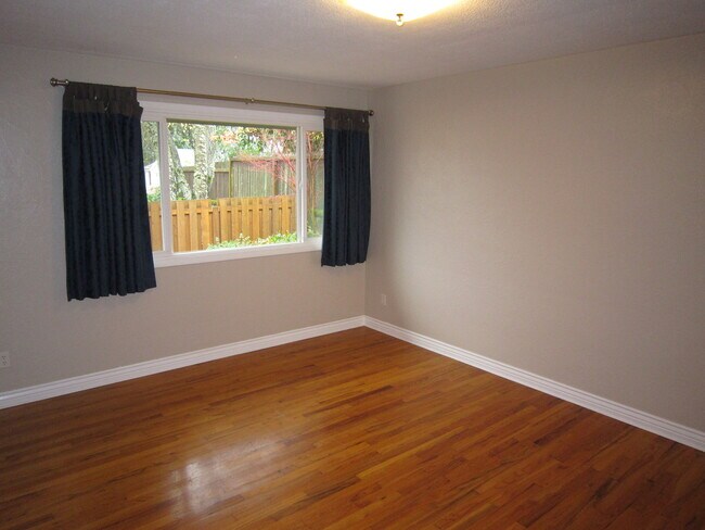 Building Photo - 915 Kumler St SE