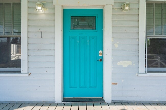 Building Photo - Charming 2 Bed, 2 Bath Home Near the World...