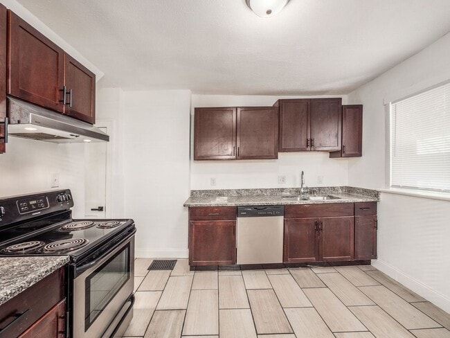 Building Photo - 1359 N 6th St