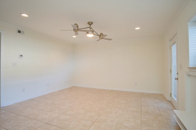 Building Photo - Stylish Condo in Waterfront Bayview Terrace – Updated Interiors, In-Unit Washer/Dryer, Access to ...