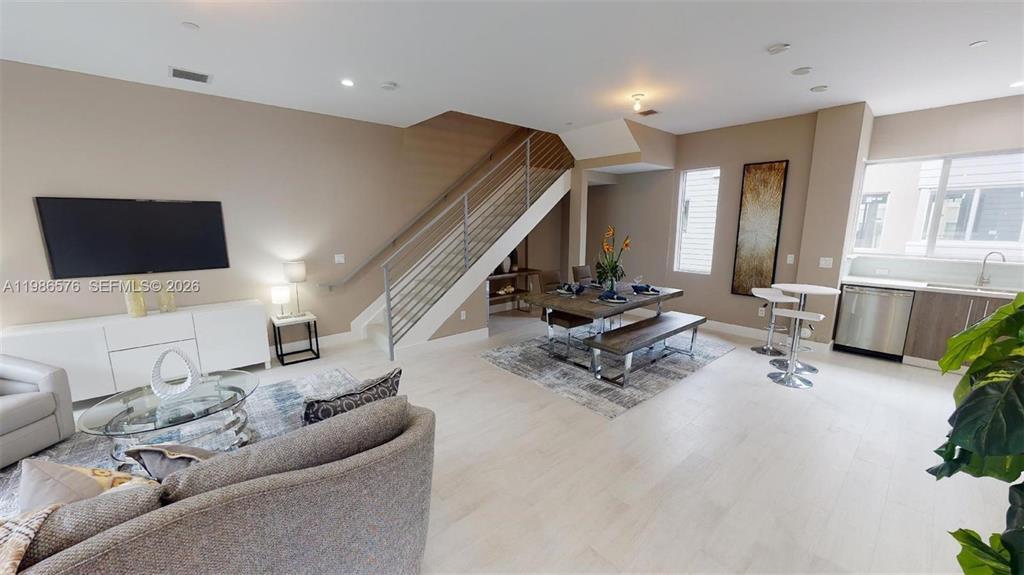 Building Photo - 626 NE 12th Ave