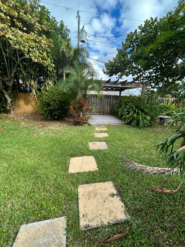 Building Photo - 5839 Daphne Dr