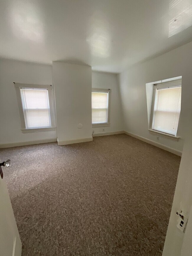 Building Photo - Adorable One Bedroom in Historic Downtown Portsmouth
