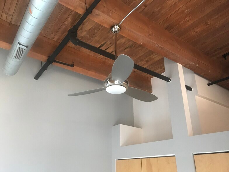 Guest bedroom, ceiling fan for year round climate enhancement - 1500 W Monroe St