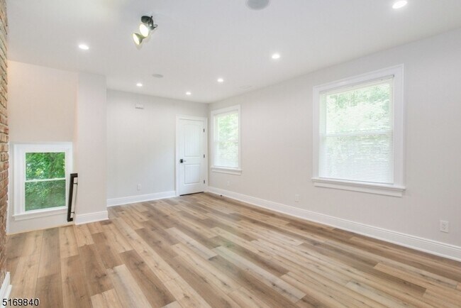 Building Photo - 31-37 Oak Grove Rd