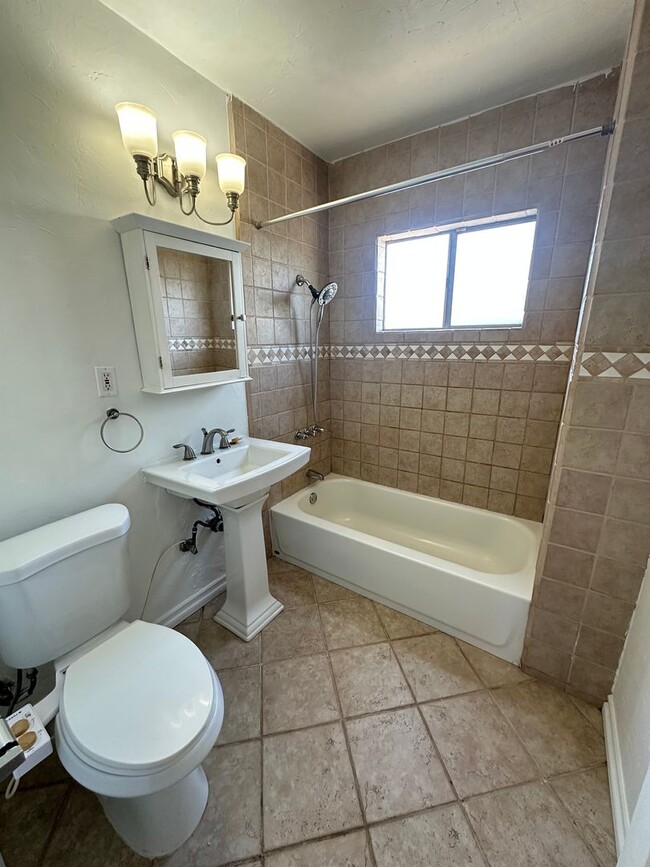 Building Photo - Quaint Craftsman House w/Garage, fenced yard, available now for 1 year lease to start!!!