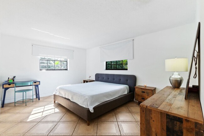 Building Photo - Beautiful Rustic Contemporary Duplex in Cu...