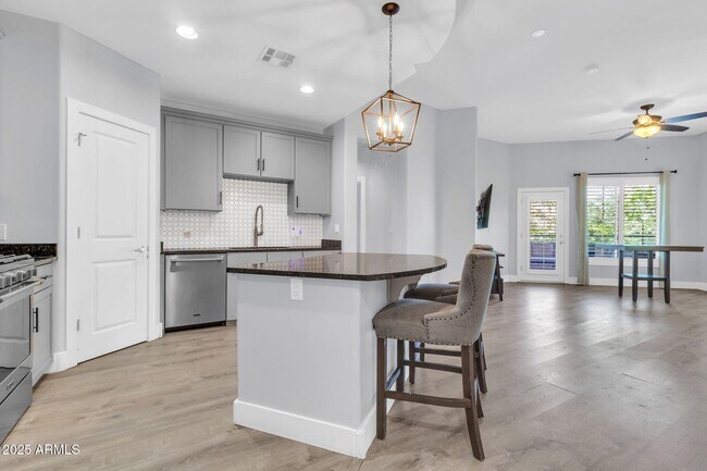 Building Photo - 945 E Playa Del Norte Dr