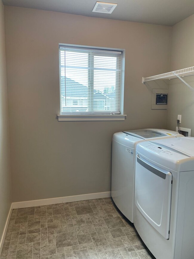 Building Photo - Goregous 3 Bedroom Home Ready for Hot Summ...