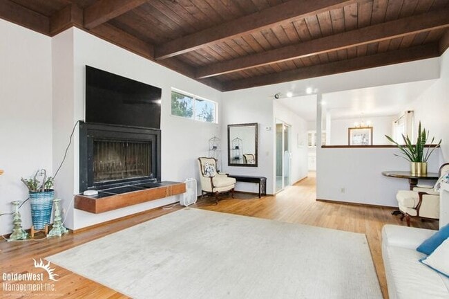 Building Photo - Beautifully Updated 3Bdm 3Ba Unfurnished Home with Views in Cardiff By the Sea!