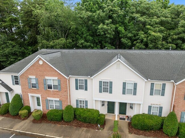 Building Photo - Your Perfect Townhome Is Here!