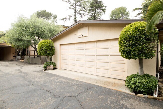 Building Photo - 3 Bedroom 2 Bathroom Home in Mission Canyon