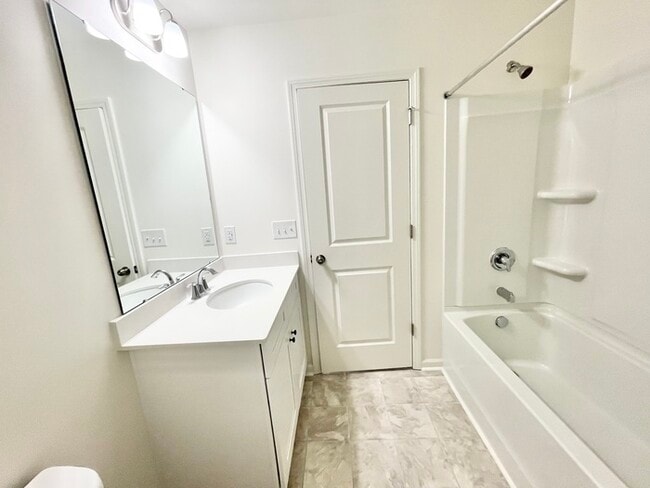 Building Photo - 3 br 2.5 ba townhome with one car garage n...