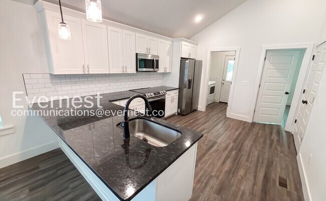 Building Photo - 4 Bed & 2 Bath House in Chattanooga / Pet-Friendly / Available Now!