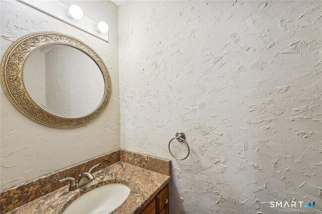 Building Photo - 17 Oak Forest Dr
