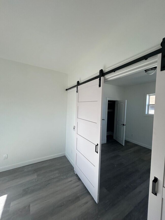 Building Photo - New Glory