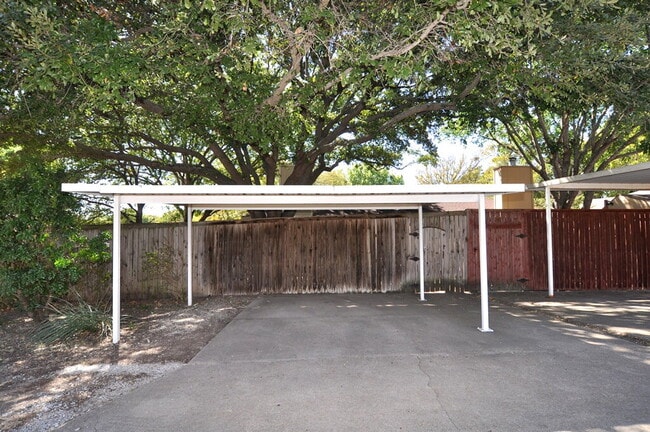 Building Photo - "Adorable 2-1 Duplex with Character, Comfort, and Charm!"