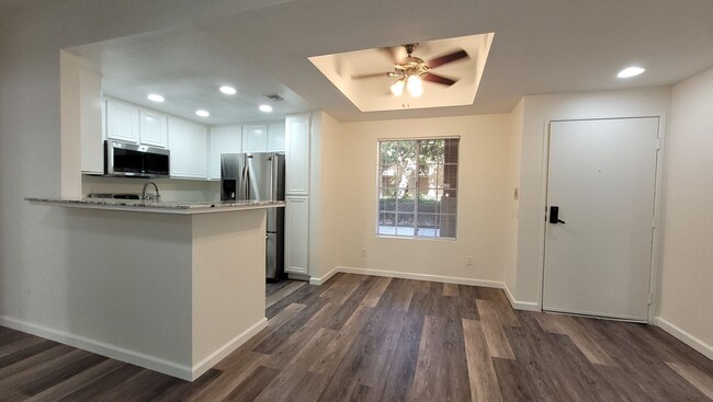 Building Photo - River Colony townhome - centrally located