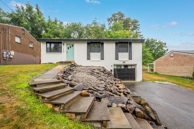 Primary Photo - AVAILABLE SEPT 1ST!! BEAUTIFUL 3 BEDROOM I...