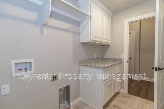 Building Photo - 1017 NE 34th Terr