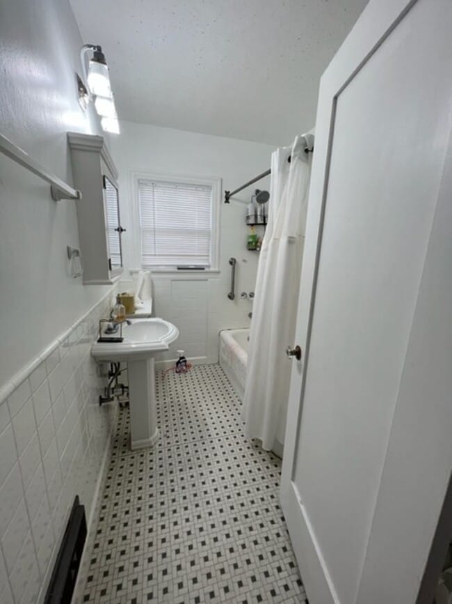Building Photo - 2 Bedroom-1 Bathroom Single Story Home in ...